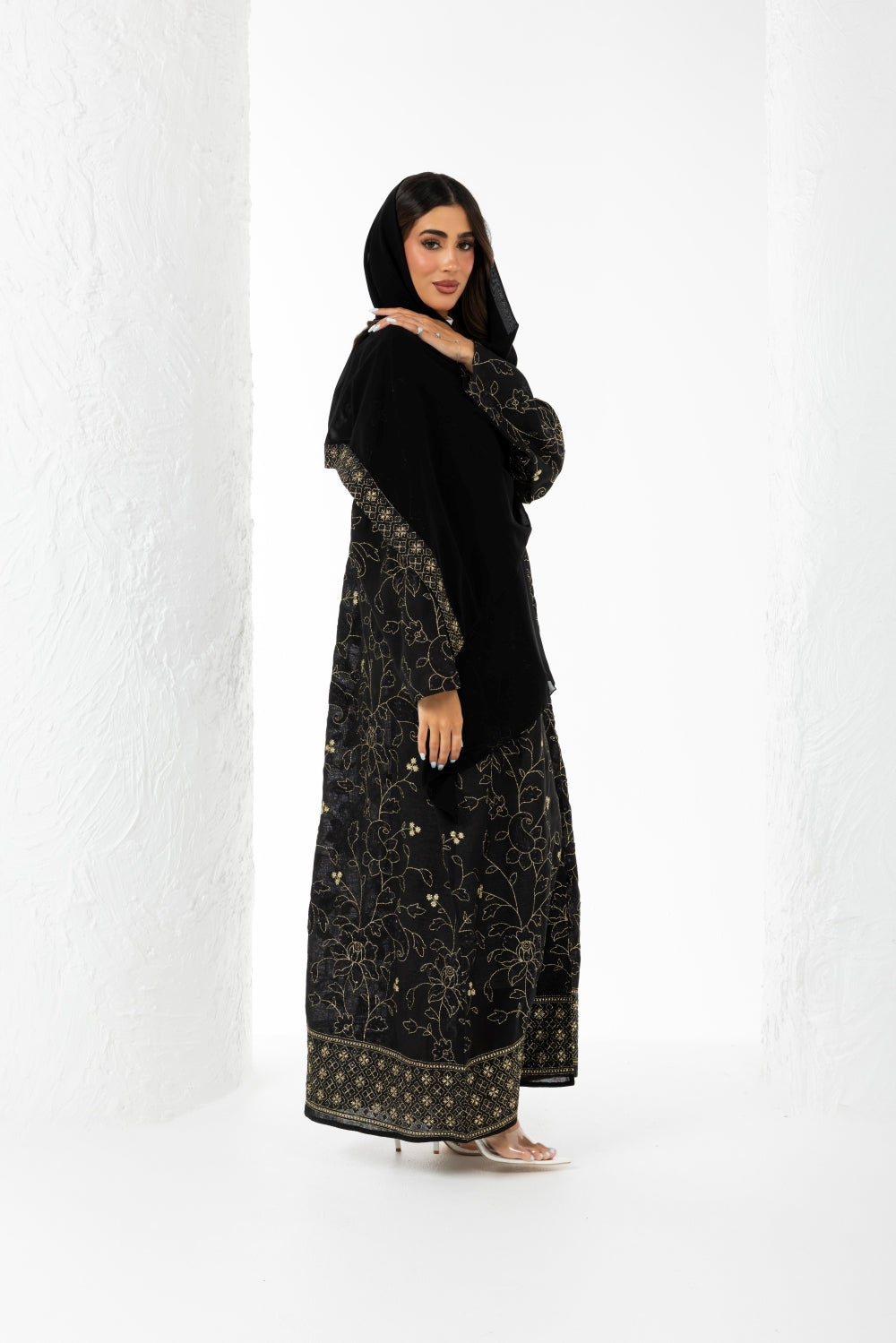 Black Noir Linen Abaya